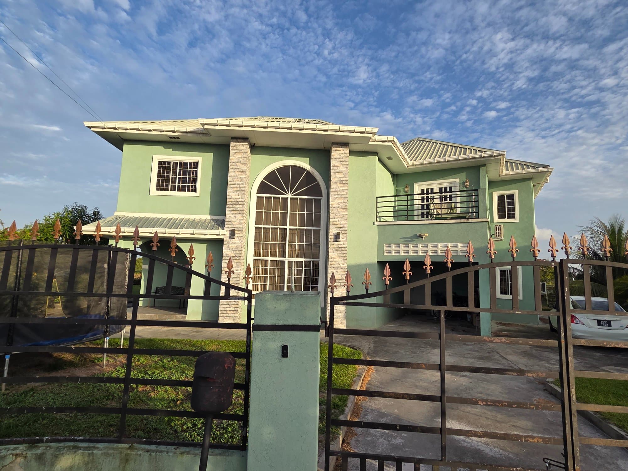 Modern 4-Bedroom Home with Garden and Balcony in Herstelling