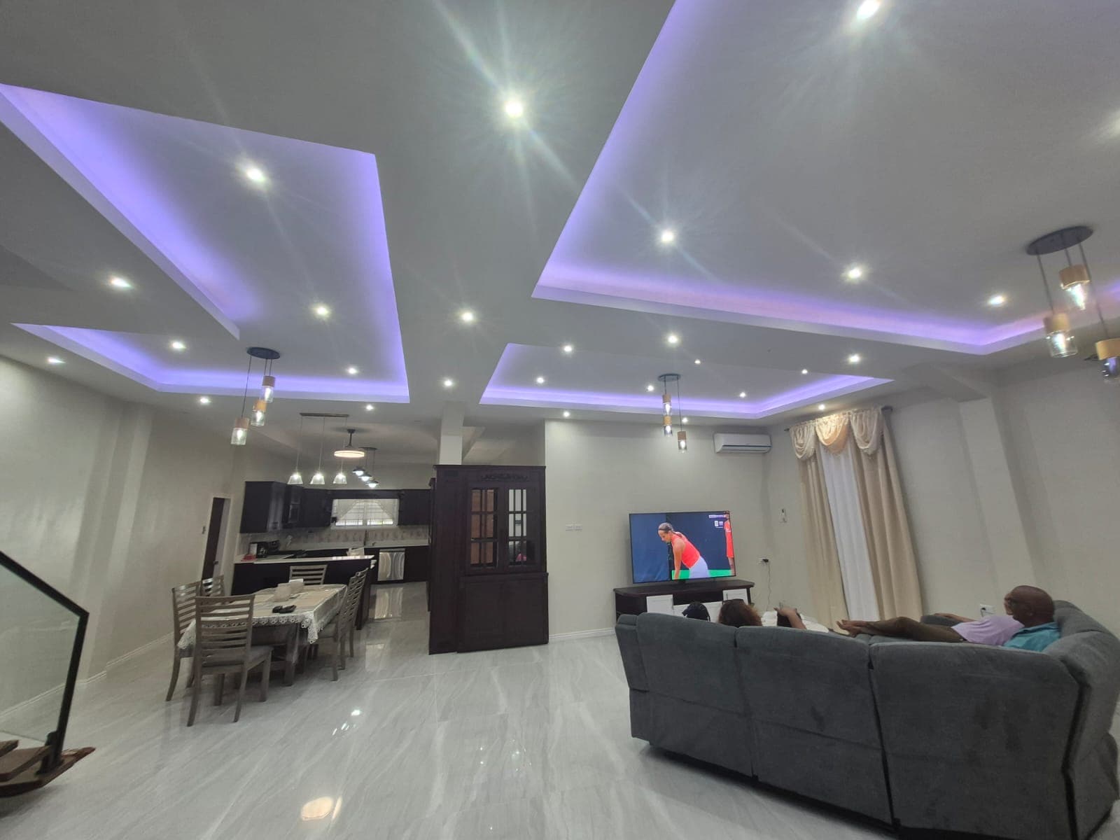 Luxurious 5-Bedroom Oasis with Pool in Eccles