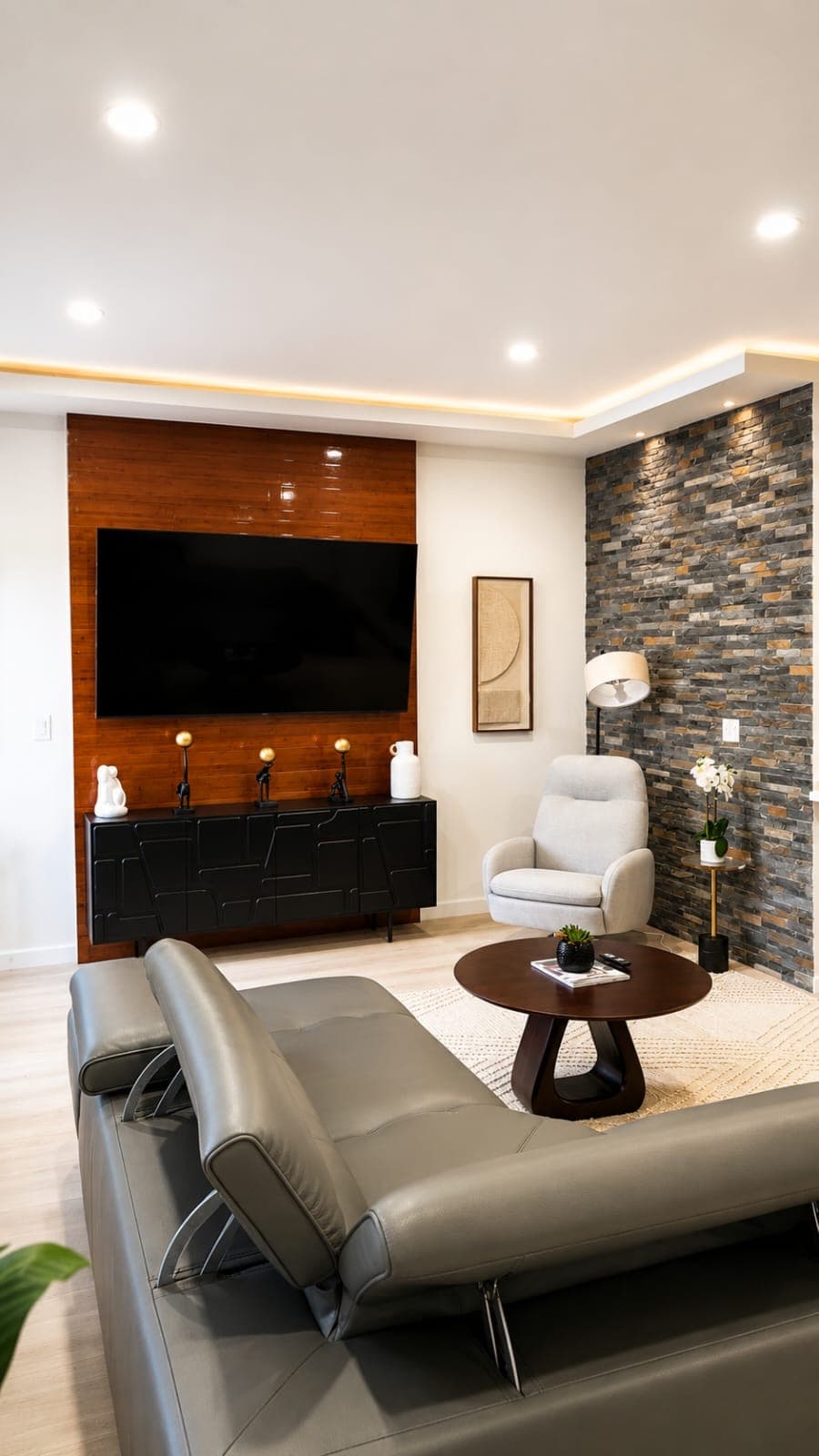 Stylish Condo with Pool access