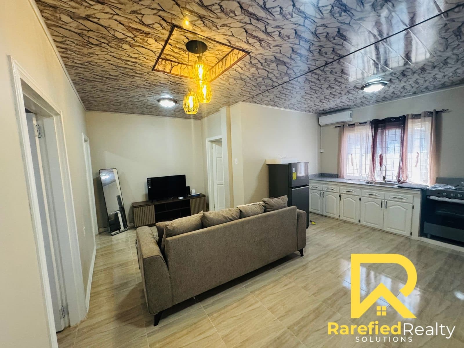 Modern Fully Furnished 2-Bedroom Apartment in Onderneeming