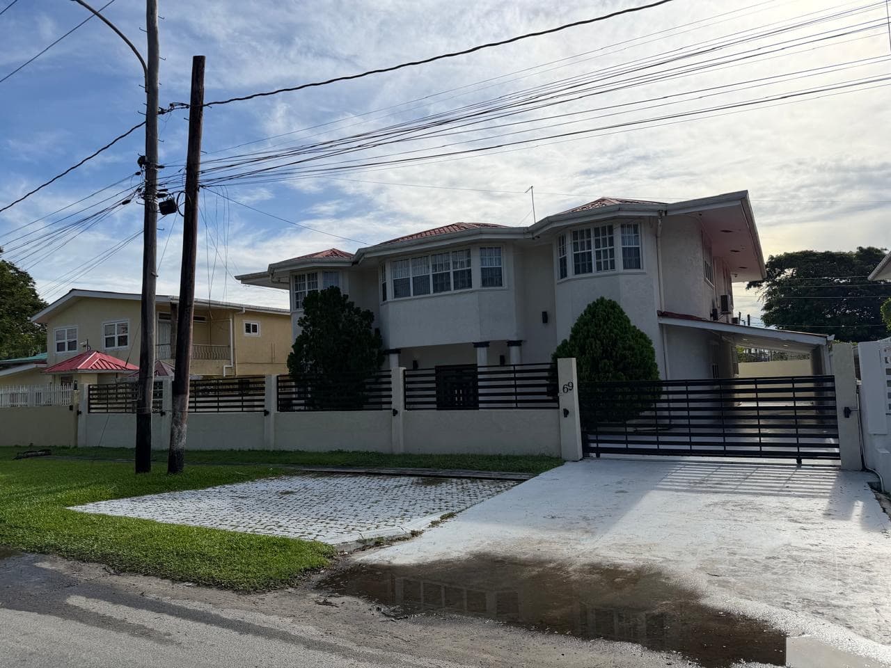 Luxurious 4-Bathroom Home with AC and Generator in Lamaha Gardens