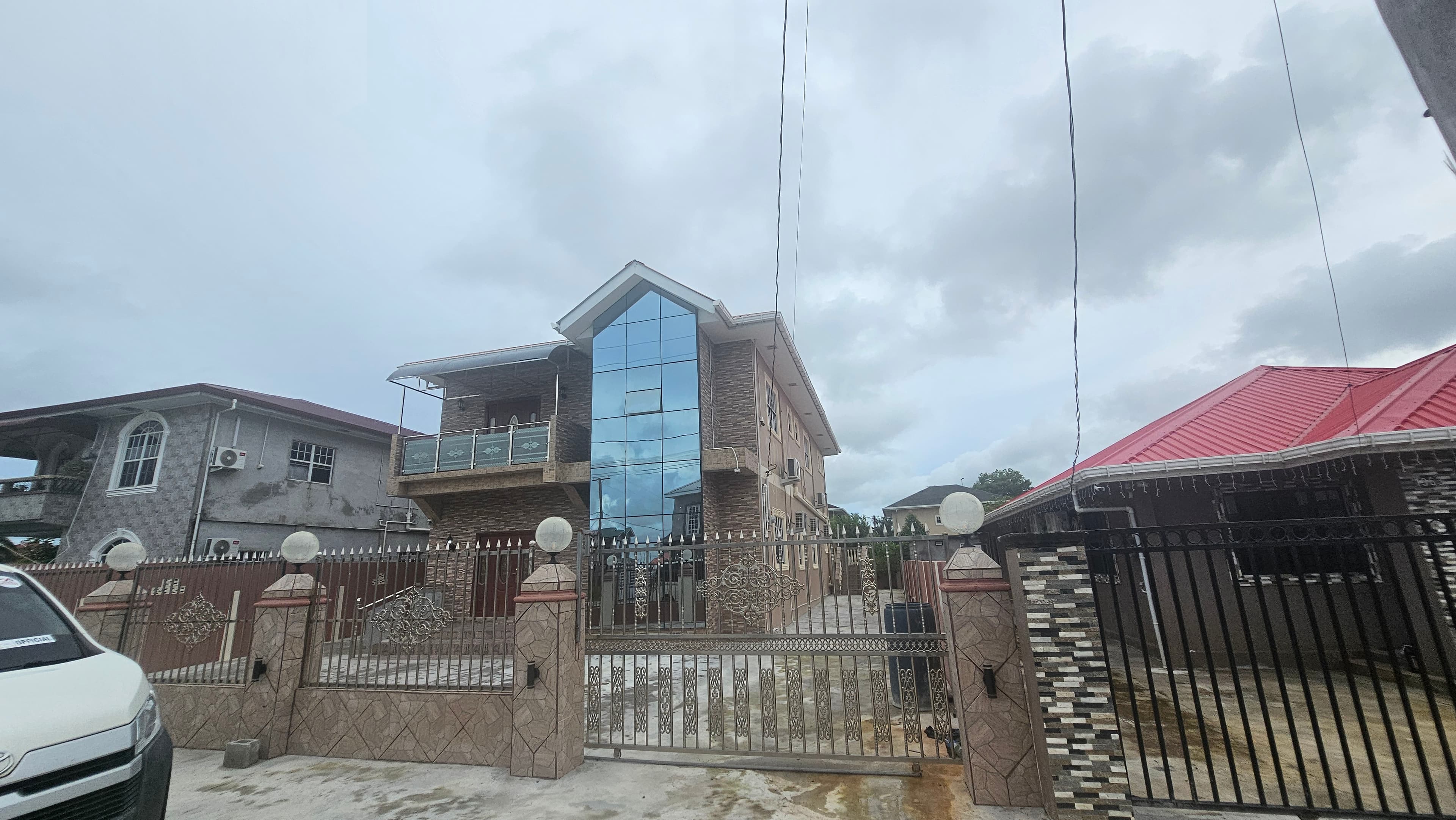 Spacious 3-bedroom upper flat